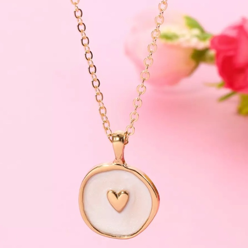 🎉 New White & Gold Heart Pendant Necklace